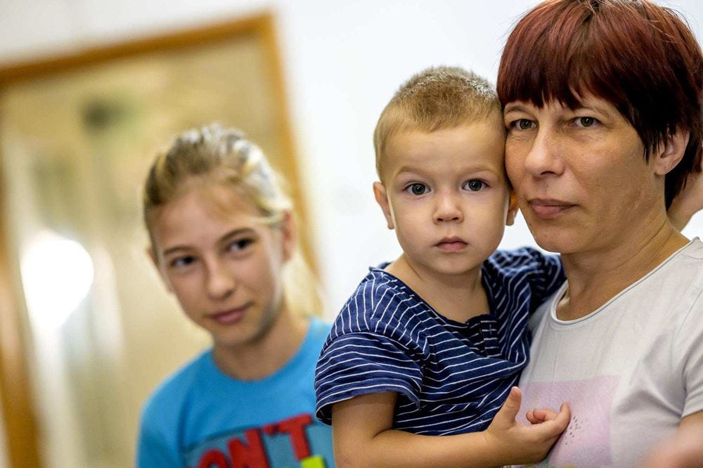 Katerina mit Anastasia und dem kleinen Myron.  Foto:Ralf Rottmann/ Funke Foto ServicesWAZ Weihnachtsspendenaktion Katerina mit Anastasia und dem kleinen Myron.  Foto:Ralf Rottmann/ Funke Foto ServicesWAZ Weihnachtsspendenaktion