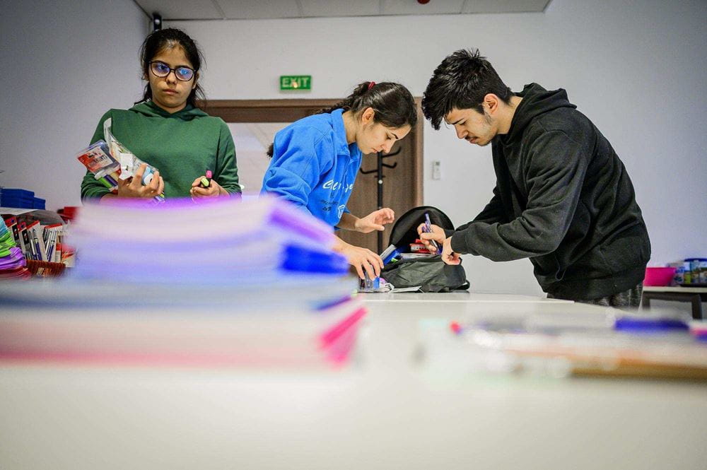 Rumänische Jugendliche helfen dabei Rucksäcke für geflüchtete Kinder aus der Ukraine zu packen. Quelle: Ralf Rottmann/ Funke Foto Services Rumänische Jugendliche helfen dabei Rucksäcke für geflüchtete Kinder aus der Ukraine zu packen. Quelle: Ralf Rottmann/ Funke Foto Services
