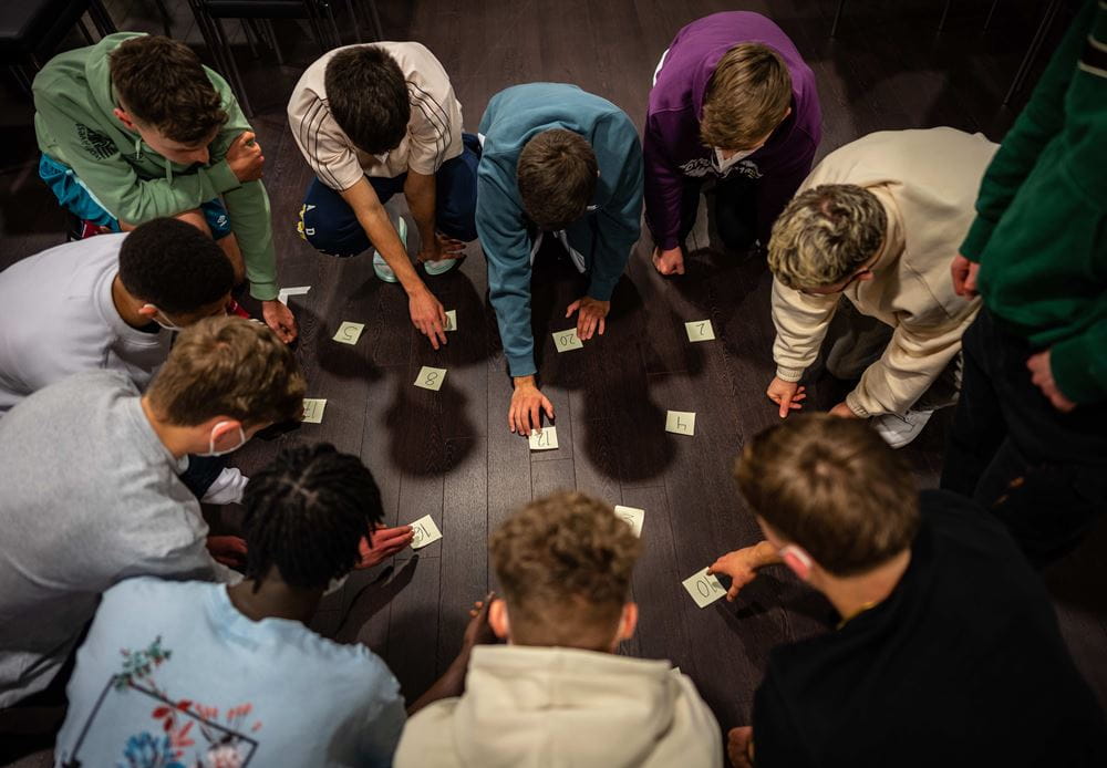 Eine Gruppe von Jugendlichen arbeitet im Workshop zusammen. Foto Jakob Studnar