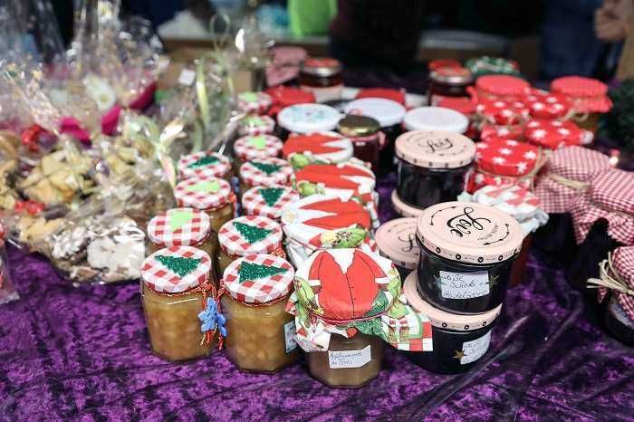 Selbst gemachte Marmelade beim Adventsbasar des Heinrich-Heine-Gymnasiums in Köln (Quelle: Ralf Krämer) Selbst gemachte Marmelade beim Adventsbasar des Heinrich-Heine-Gymnasiums in Köln (Quelle: Ralf Krämer)