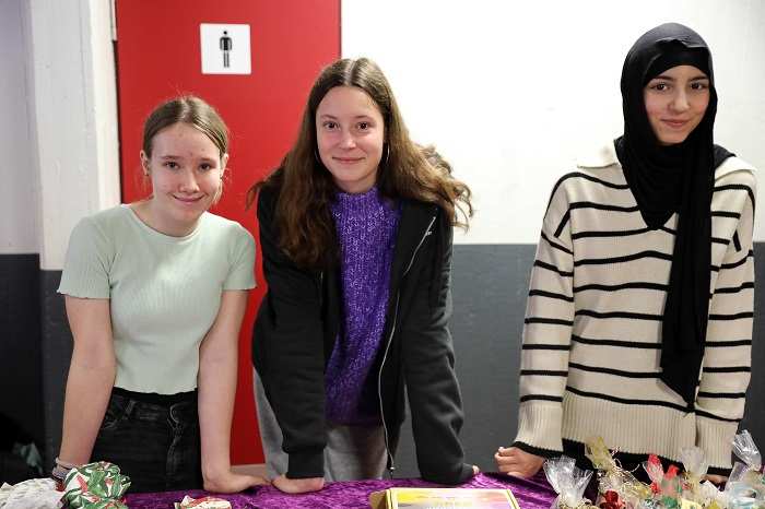 Mitglieder der Kindernothilfe-AG am Heinrich-Heine-Gymnasium beim Adventsbasar 2022 (Quelle: Ralf Krämer) Mitglieder der Kindernothilfe-AG am Heinrich-Heine-Gymnasium beim Adventsbasar 2022 (Quelle: Ralf Krämer)