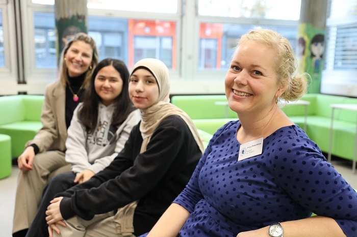 Die Lehrerinnen Pia Hillmann und Lena Peschlow mit Ranina und Ghufran von der Kindernothilfe-AG (Quelle: Ralf Krämer) Die Lehrerinnen Pia Hillmann und Lena Peschlow mit Ranina und Ghufran von der Kindernothilfe-AG (Quelle: Ralf Krämer)