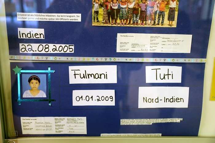 Ein Poster mit den Fotos und Namen der 9 Patenkinder im Heinrich-Heine-Gymnasium (Quelle: Ralf Krämer) Ein Poster mit den Fotos und Namen der 9 Patenkinder im Heinrich-Heine-Gymnasium (Quelle: Ralf Krämer)
