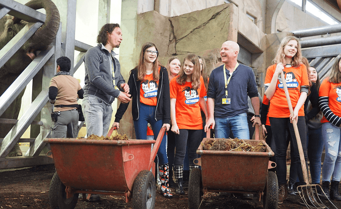 Mitglieder der Kölner Band Brings mit Schülerinnen der Kindernothilfe-AG des Heinrich-Heine-Gymnasiums im Elefantengehege des Kölner Zoos (Quelle: Christian Herrmanny) Mitglieder der Kölner Band Brings mit Schülerinnen der Kindernothilfe-AG des Heinrich-Heine-Gymnasiums im Elefantengehege des Kölner Zoos (Quelle: Christian Herrmanny)
