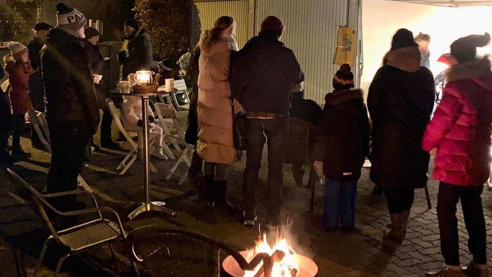 Sarstedt: Rund 50 Zuschauerinnen und Zuschauer erfreuten sich am Garagenkonzert und spendeten für die Kindernothilfe (Quelle: privat) Sarstedt: Rund 50 Zuschauerinnen und Zuschauer erfreuten sich am Garagenkonzert und spendeten für die Kindernothilfe (Quelle: privat)