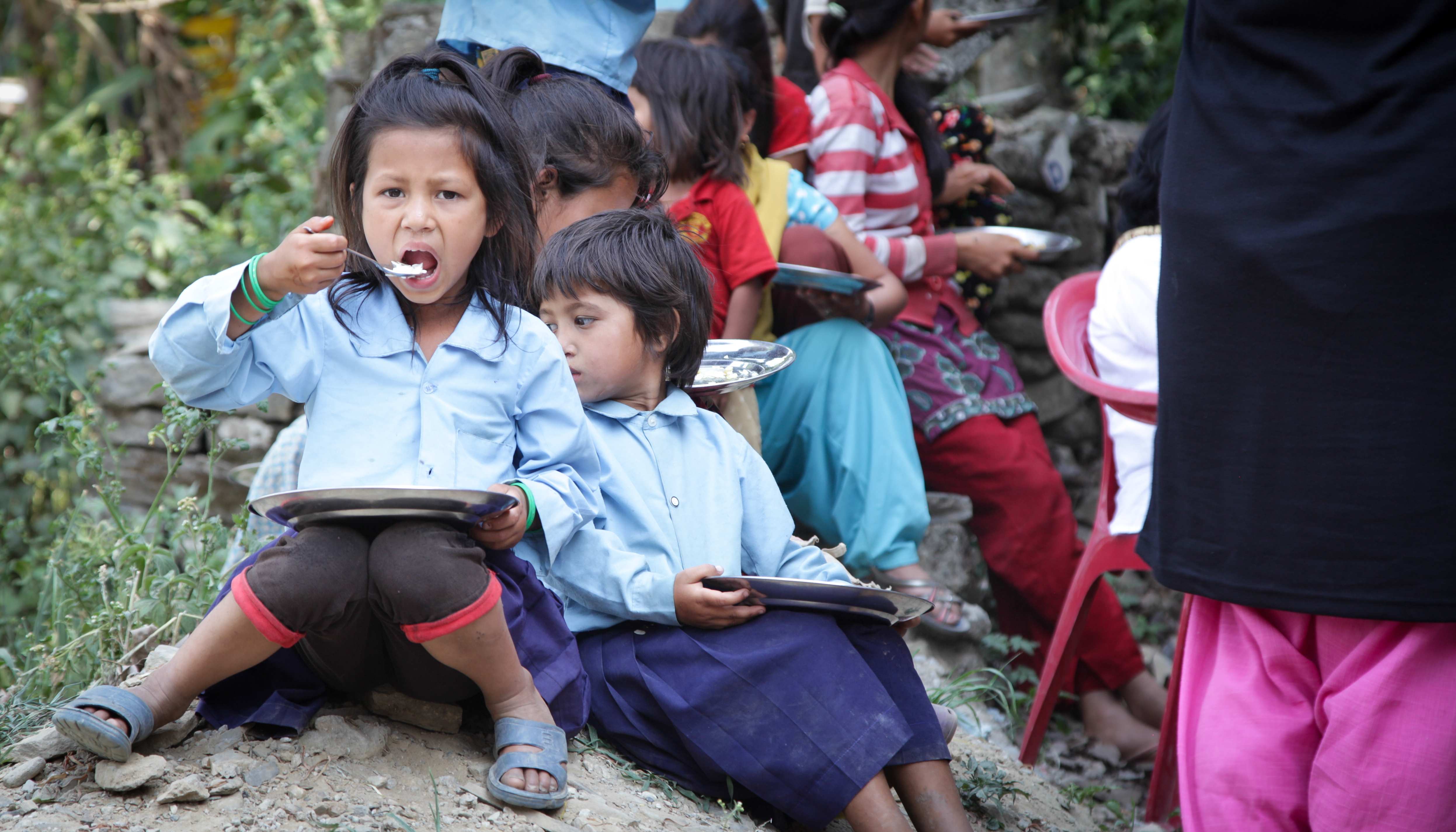 Kinder in Nepal nehmen eine Mahlzeit ein (Quelle: Bastian Strauch)