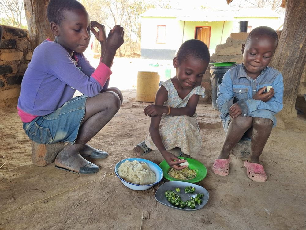 Kinder essen ihr Mittagessen (Foto: Kindernothilfe LU) Kinder essen ihr Mittagessen (Foto: Kindernothilfe LU)