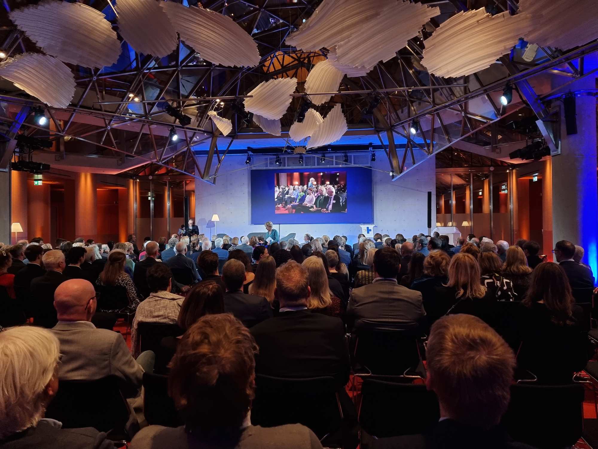 Ein Foto der Preisverleihung der Kindernothilfe in Berlin im Herbst 2022 (Quelle: Kindernothilfe) Ein Foto der Preisverleihung der Kindernothilfe in Berlin im Herbst 2022 (Quelle: Kindernothilfe)