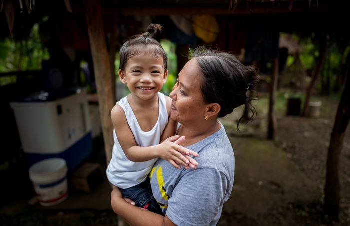 Frau hält lächelndes Kind im Arm. (Quelle: Jakob Studnar)