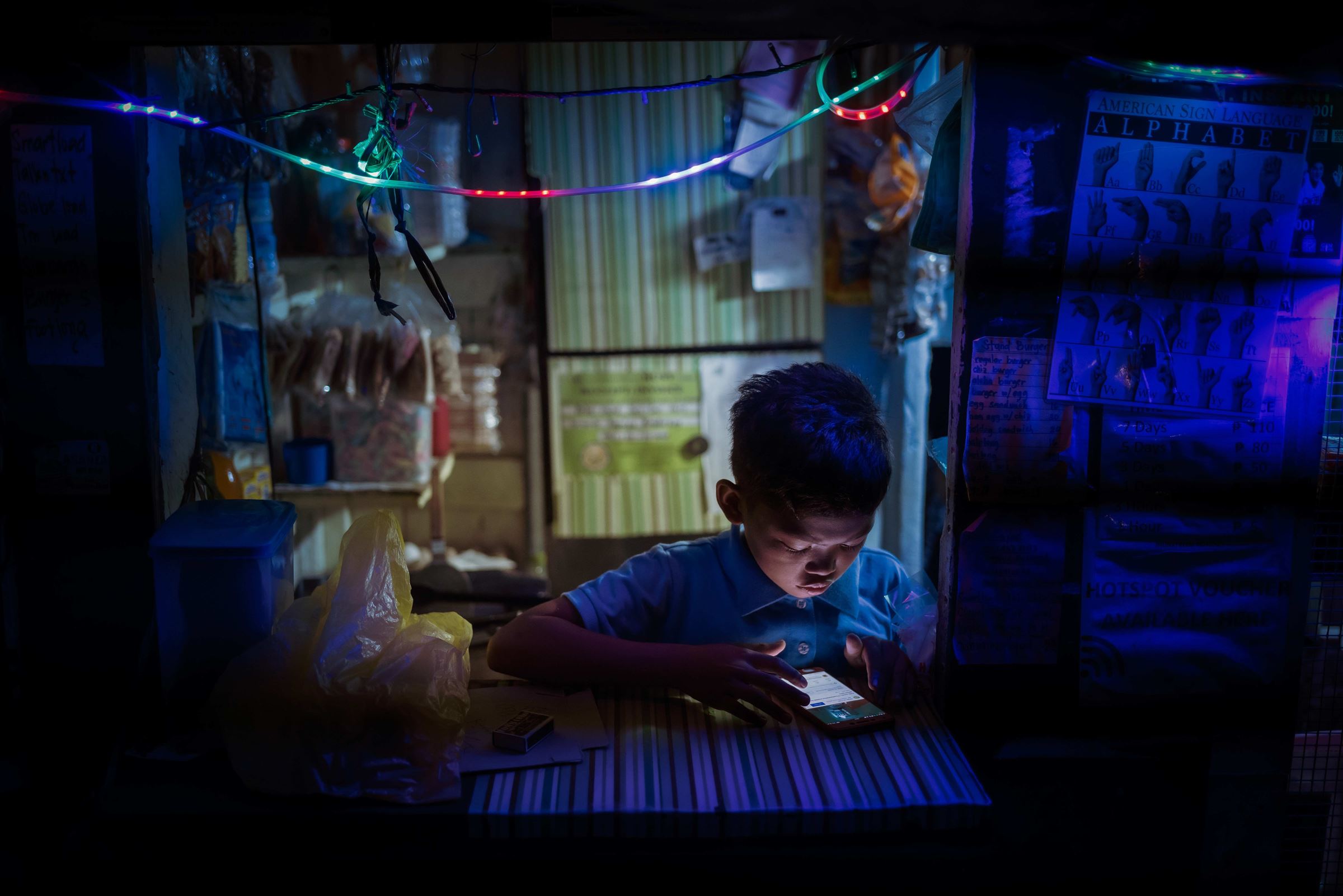 Ein kleiner Junge spielt mit seinem Handy. Foto: Kindernothilfe - Jakob Studnar.