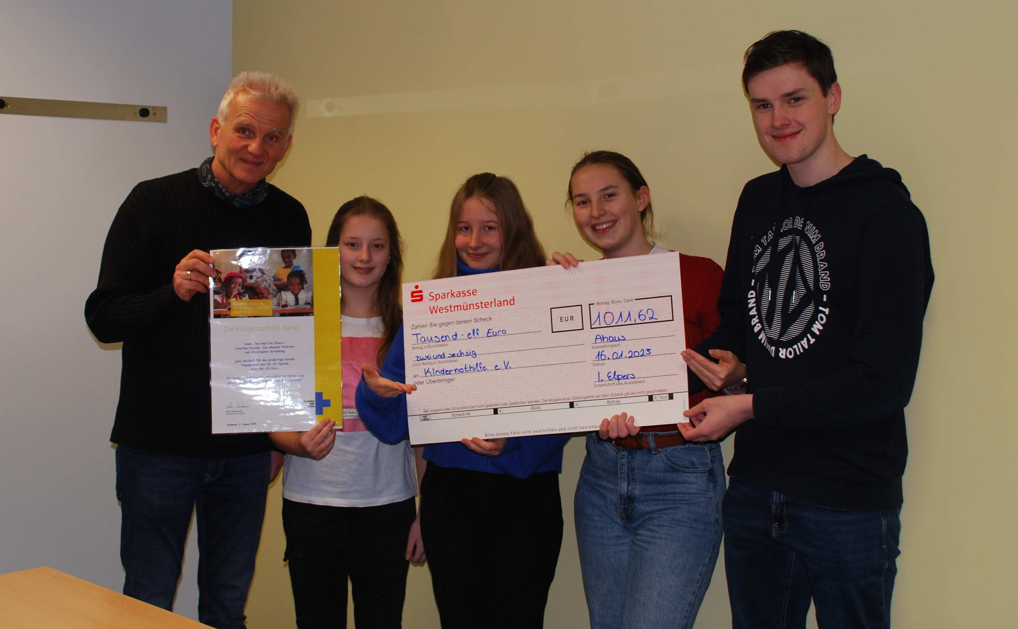 Hans-Jürgen Middelkamp überreichte Anna, Lisa und Ina Elpers sowie Christopher Schabbing im Auftrag der Kindernothilfe eine Dankeschön-Urkunde (Quelle: privat) Hans-Jürgen Middelkamp überreichte Anna, Lisa und Ina Elpers sowie Christopher Schabbing im Auftrag der Kindernothilfe eine Dankeschön-Urkunde (Quelle: privat)