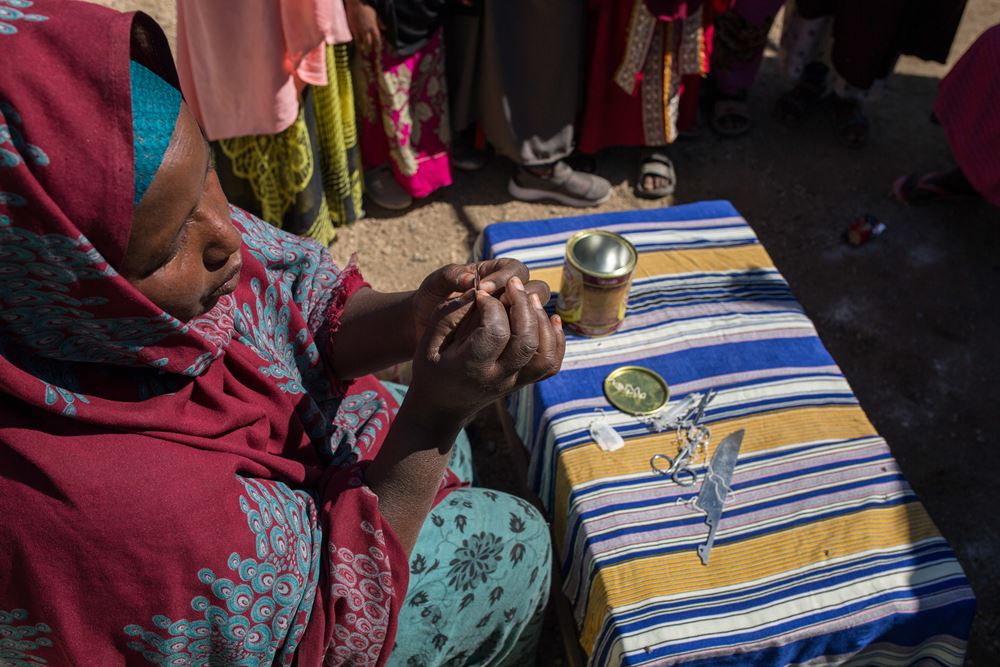 Ehemalige Verstümmlerin leistet heute Aufklärungsarbeit mit dem Kindernothilfepartner in Somaliland (Quelle: Mustafa Saeed/©2021 Mustafa Saeed, All Rights Reserved)
