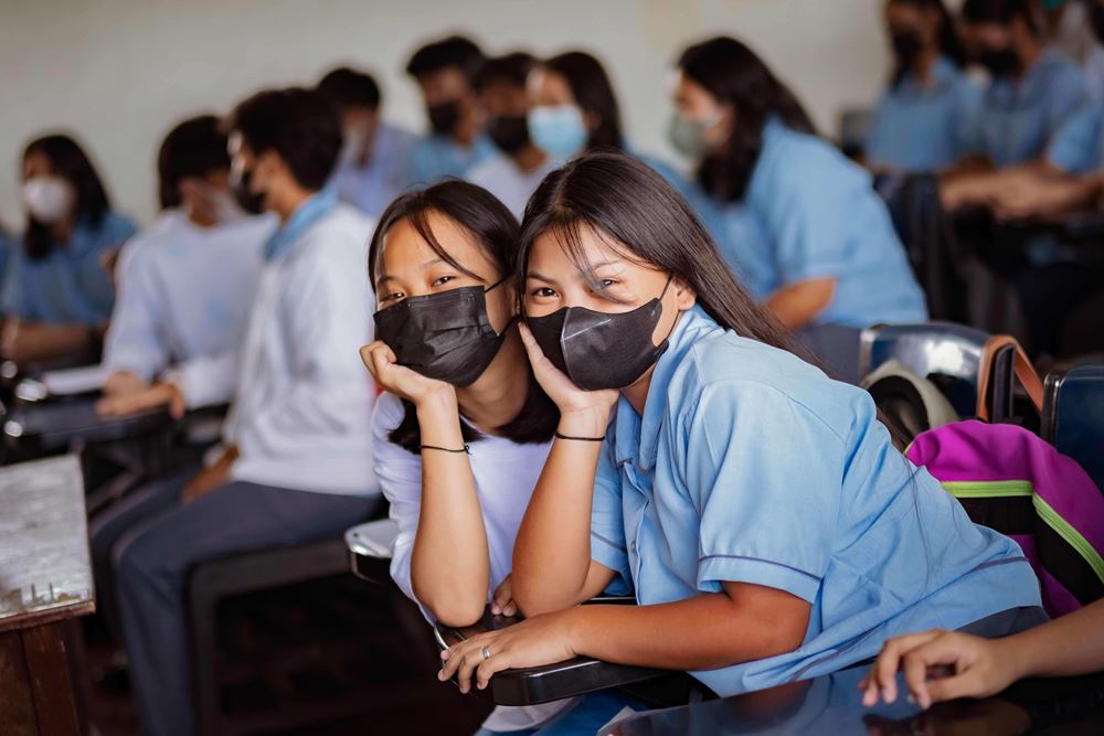 Zwei Mädchen einer Schulklasse schauen in die Kamera, Foto: Jakob Studna Zwei Mädchen einer Schulklasse schauen in die Kamera, Foto: Jakob Studna