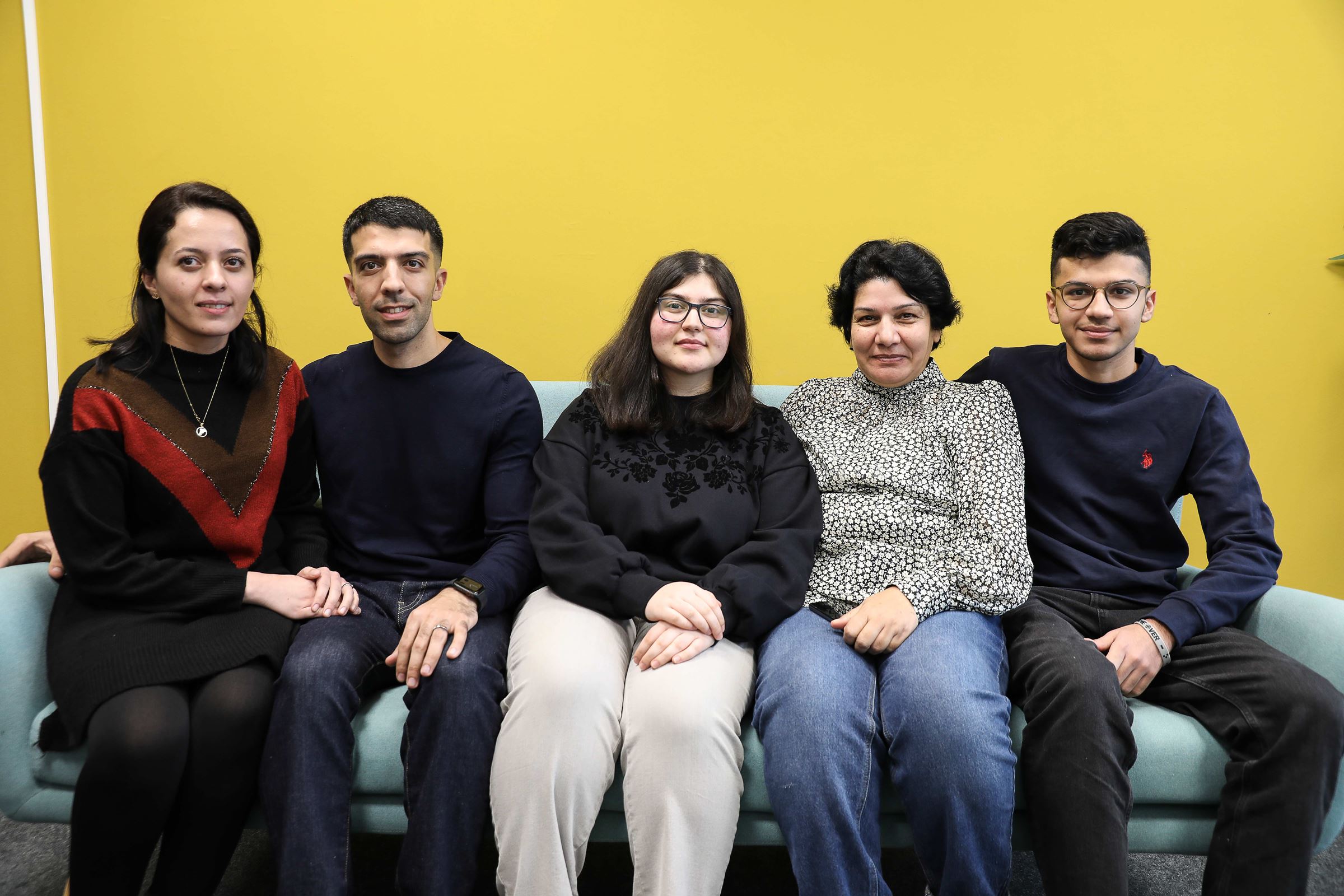 Zu Besuch in der Kindernothilfe-Geschäftsstelle: Khalida (2. v. r.), drei ihrer Kinder und ihre Schwiegertochter (Quelle: Ralf Krämer/Kindernothilfe) Zu Besuch in der Kindernothilfe-Geschäftsstelle: Khalida (2. v. r.), drei ihrer Kinder und ihre Schwiegertochter (Quelle: Ralf Krämer/Kindernothilfe)