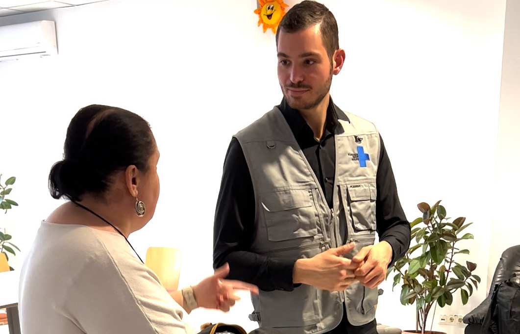 Pascal im Gespräch auf seiner Reise in die Republik Moldau und nach Rumänien (Quelle: Kindernothilfe) Pascal im Gespräch auf seiner Reise in die Republik Moldau und nach Rumänien (Quelle: Kindernothilfe)