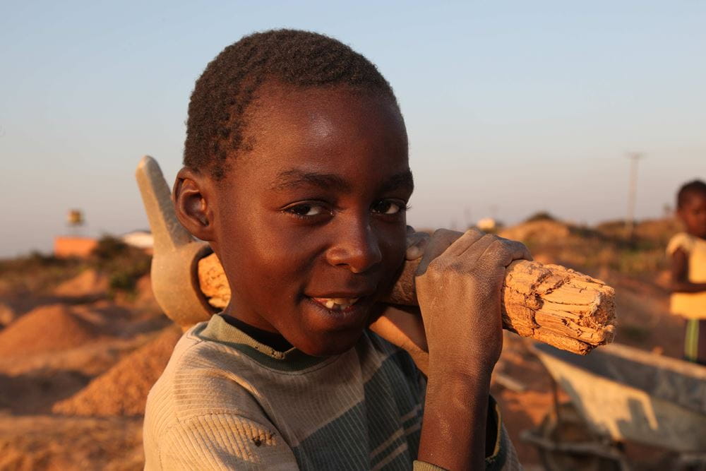 Junge aus Sambia im Steinbruch (Quelle: Christian Hermanny)