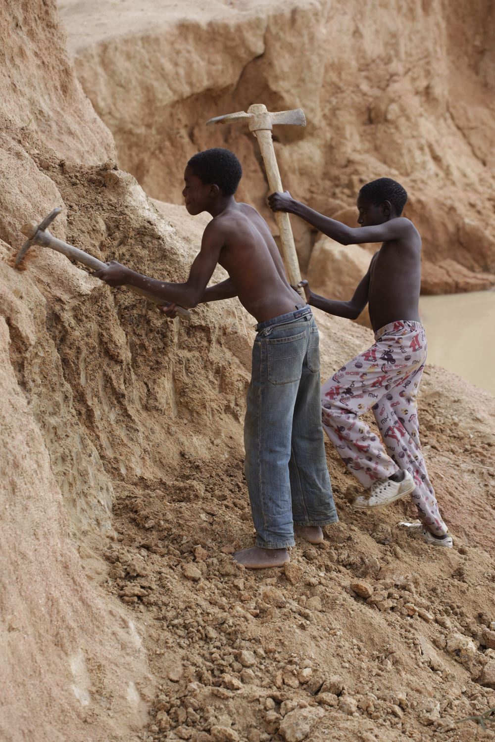 Jungs im Steinbruch bei der Arbeit (Quelle: Christian Hermanny) Jungs im Steinbruch bei der Arbeit (Quelle: Christian Hermanny)