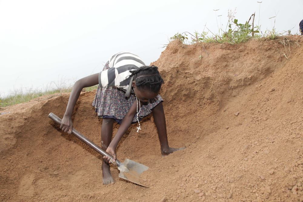 Mädchen arbeitet in Sambia im Steinbruch (Quelle: Christian Hermanny)