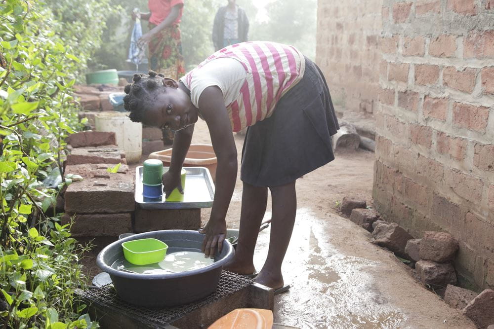 Mädchen beim Spülen in Sambia (Quelle: Christian Hermanny)