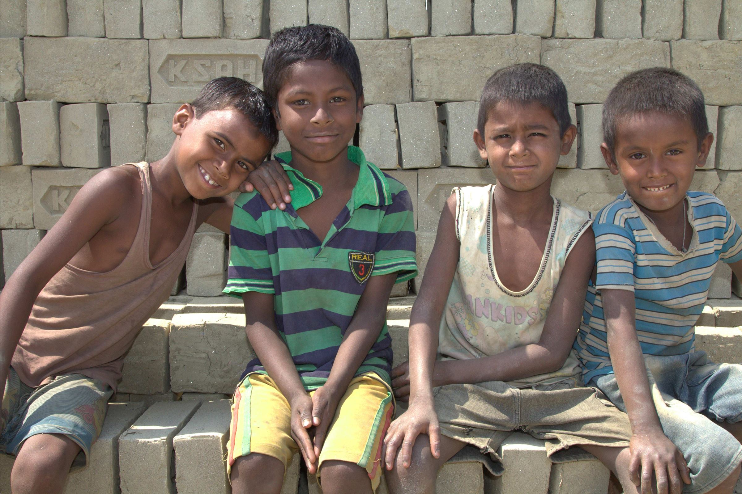 Kinder vor einer Ziegelei (Quelle: Kindernothilfe) Kinder vor einer Ziegelei (Quelle: Kindernothilfe)