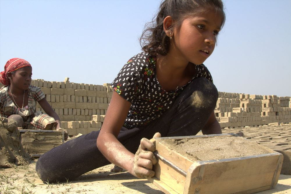 Indien, Mädchen in Ziegelei (Quelle: Kindernothilfe) Indien, Mädchen in Ziegelei (Quelle: Kindernothilfe)