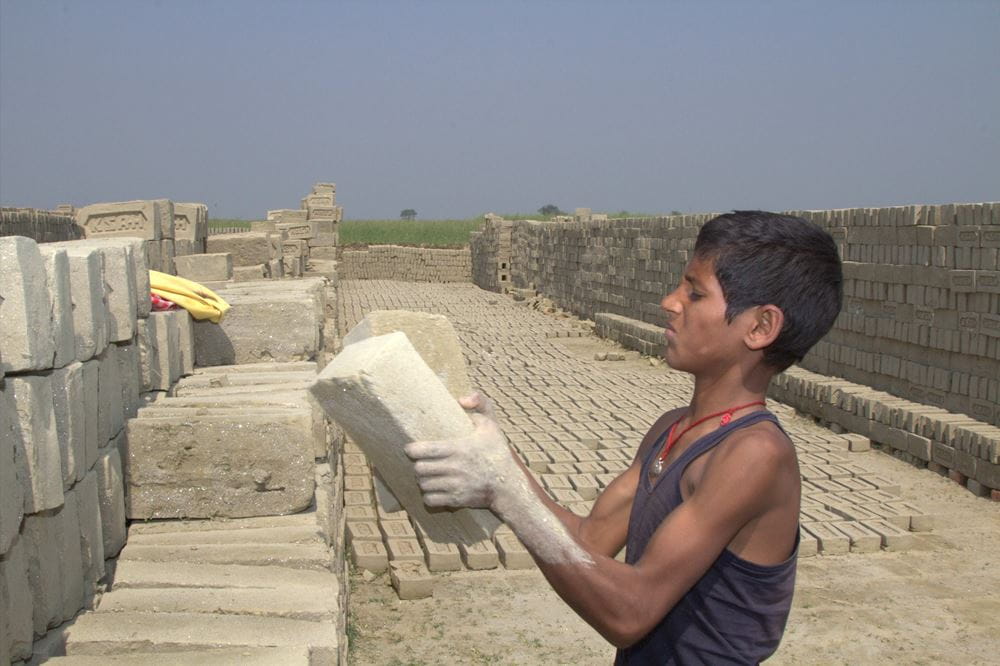 Indien, Junge in Ziegelei (Quelle: Kindernothilfe) Indien, Junge in Ziegelei (Quelle: Kindernothilfe)