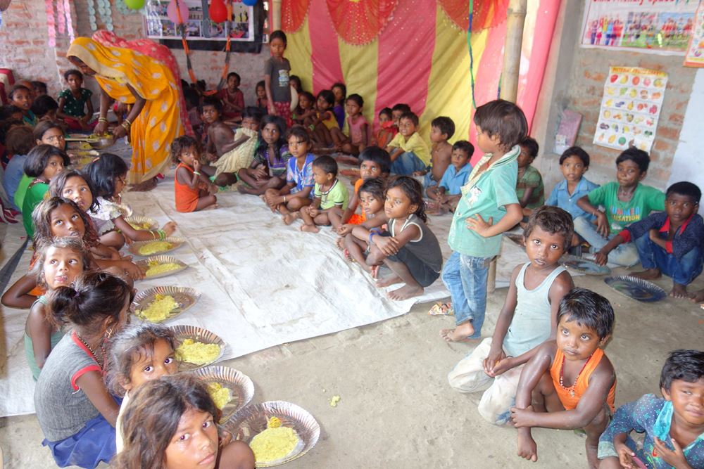 Kinder beim Essen in Indien (Quelle: Kindernothilfe-Partner)