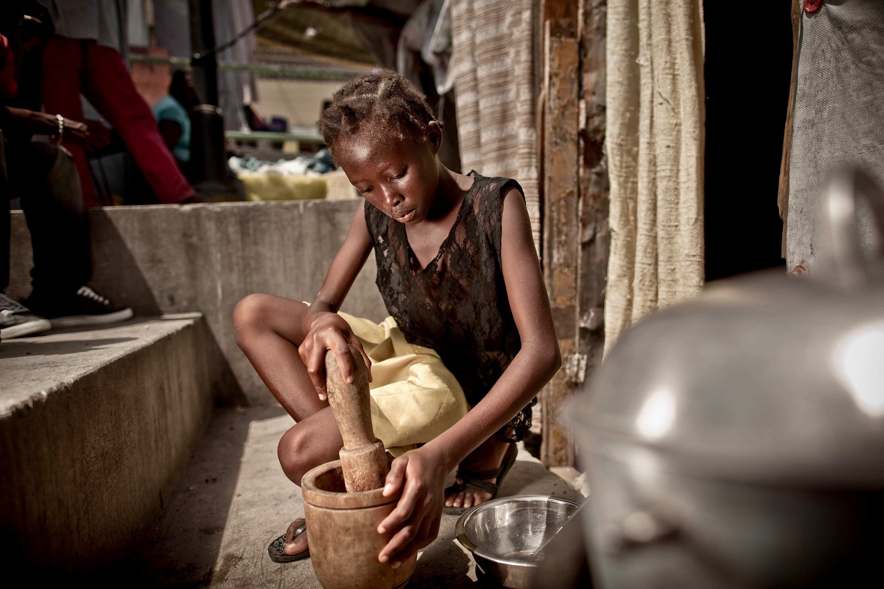 Mädchen bei der Arbeit (Quelle: Jürgen Schübelin) Mädchen bei der Arbeit (Quelle: Jürgen Schübelin)