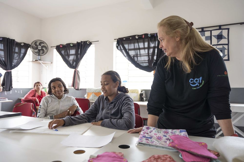 Lilica und Jaciara in der Textilwerkstatt - rechts CAF-Direktorin Selma (Quelle: Christian Nusch) Lilica und Jaciara in der Textilwerkstatt - rechts CAF-Direktorin Selma (Quelle: Christian Nusch)