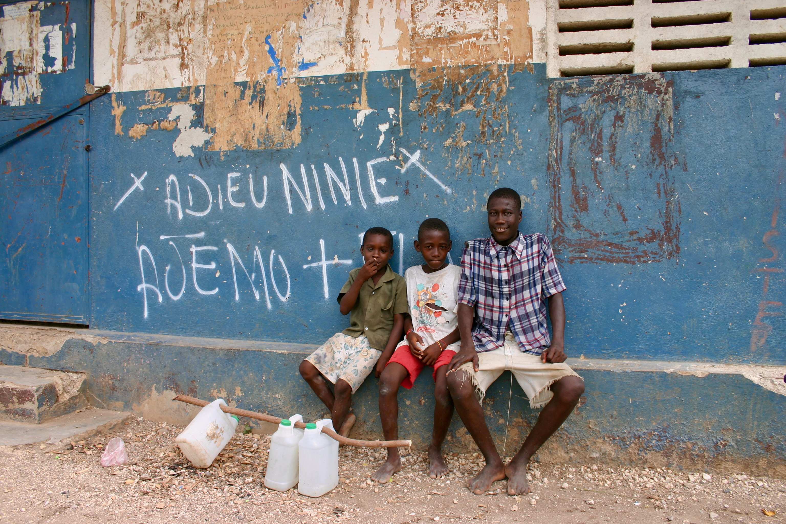Jungs sitzen vor einer Hauswand (Quelle: Jürgen Schübelin)