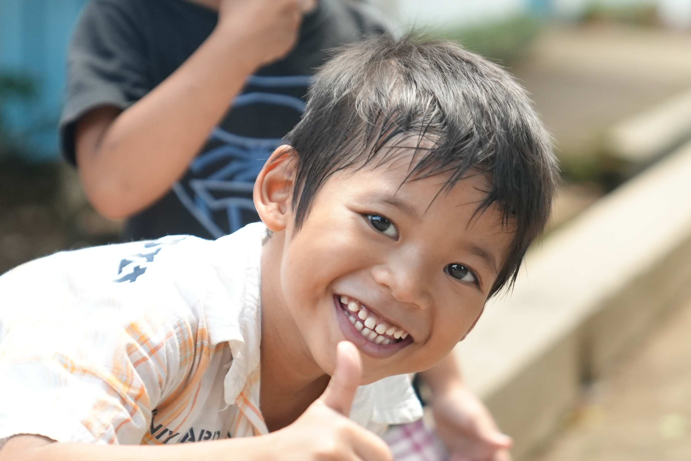 Eine Junge aus Indonesien strahlt. Eine Junge aus Indonesien strahlt.