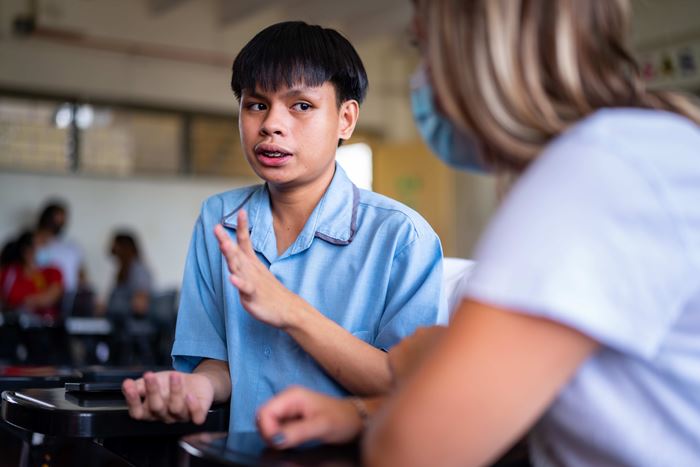 Ein Junge sitzt in einem Klassenraum und ist im Gespräch mit einer Mitatbeiterin der Kindernothilfe (Quelle: Jakob Studnar) Ein Junge sitzt in einem Klassenraum und ist im Gespräch mit einer Mitatbeiterin der Kindernothilfe (Quelle: Jakob Studnar)