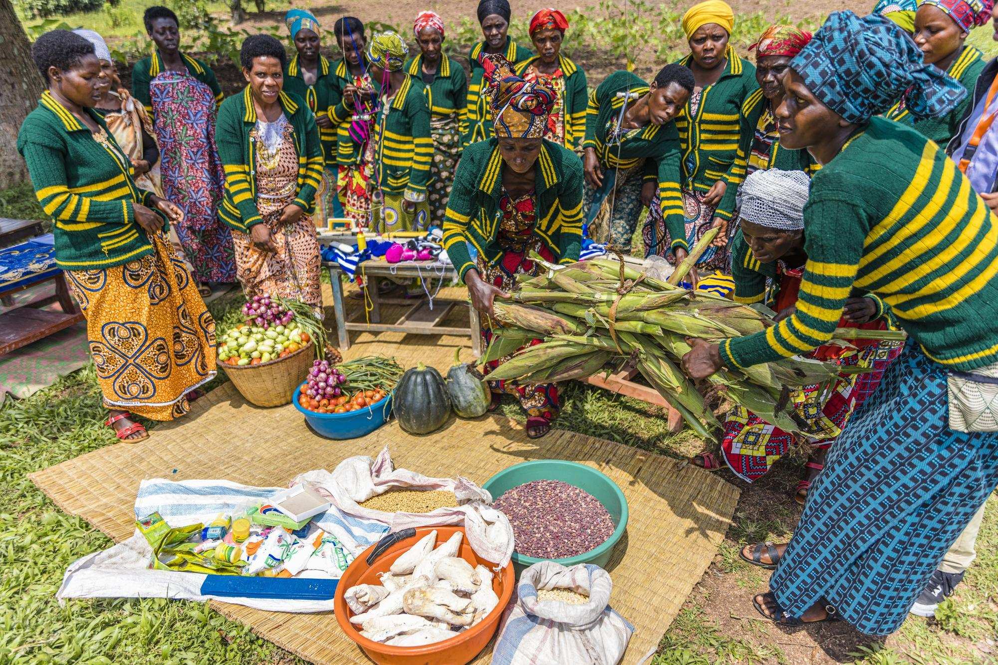 Victoria und die anderen Frauen ihrer Selbsthilfegruppe bei der gemeinsamen Ernte (Quelle: Martin Bondzio/Kindernothilfe)