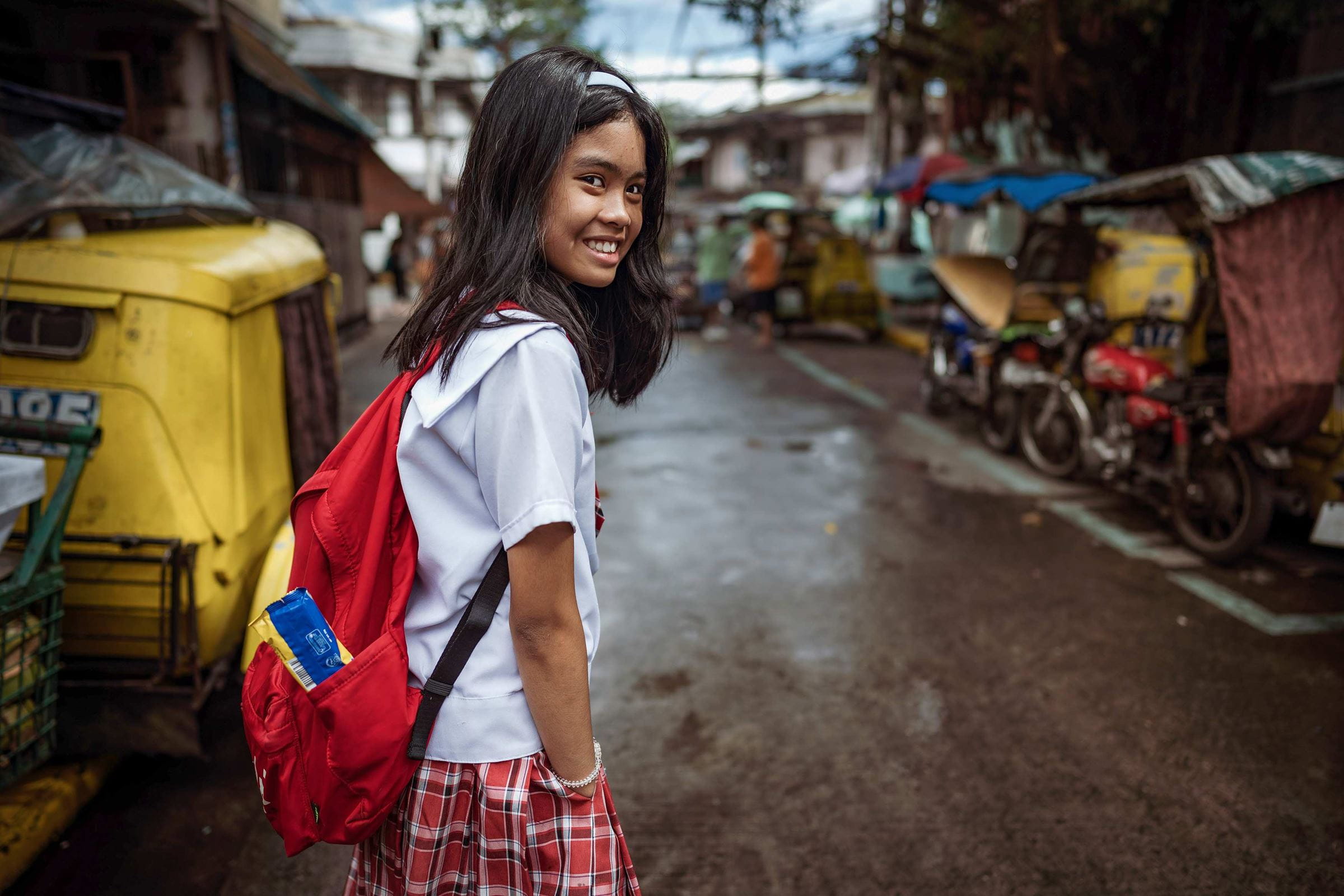 In einem Slum in Manila: Das junge Mädchen hat Glück. Sie kann in die Schule gehen (Foto: Jakob Studnar) In einem Slum in Manila: Das junge Mädchen hat Glück. Sie kann in die Schule gehen (Foto: Jakob Studnar)