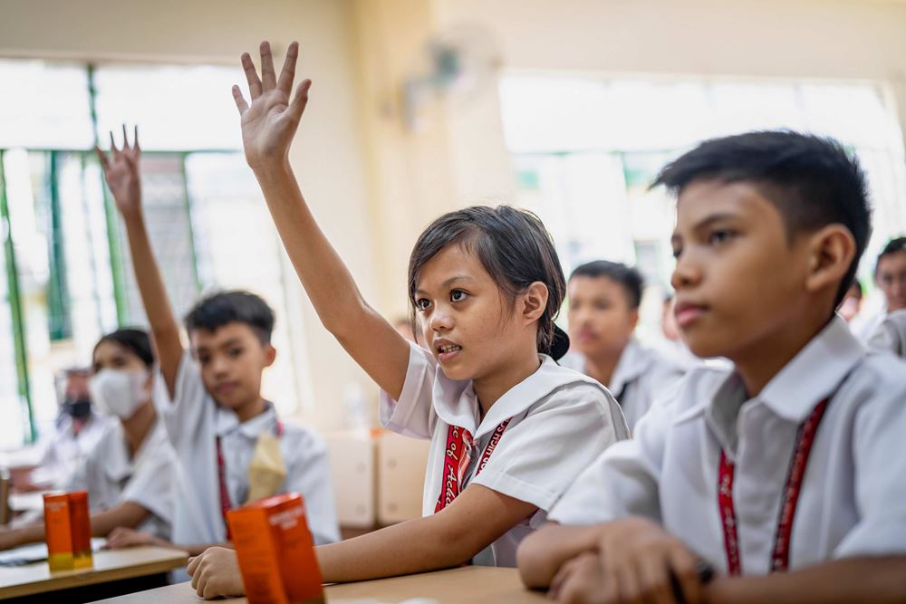 Kinder sitzen in der Schule in Manila im Unterricht (Quelle: Jakob Studnar)