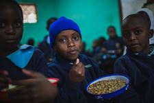 Schulspeisung in einem Schulprojekt der Kindernothilfe in Nairobi (Quelle: Kindernothilfe)