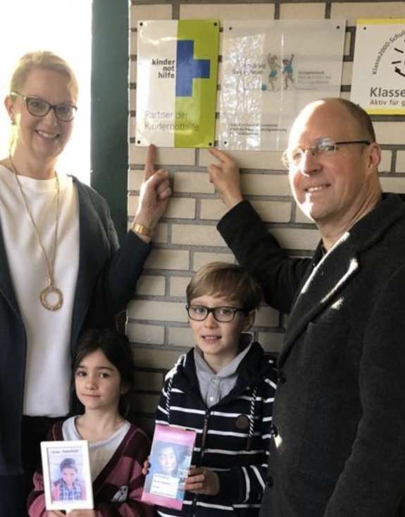 Plakette für die Waldschule und die ev. Gemeinde in Duisburg-Baerl: Pfarrer Andreas Klumb und Katharina Sorbe (kommissarische Schulleitung) freuen sich (Quelle: privat) Plakette für die Waldschule und die ev. Gemeinde in Duisburg-Baerl: Pfarrer Andreas Klumb und Katharina Sorbe (kommissarische Schulleitung) freuen sich (Quelle: privat)