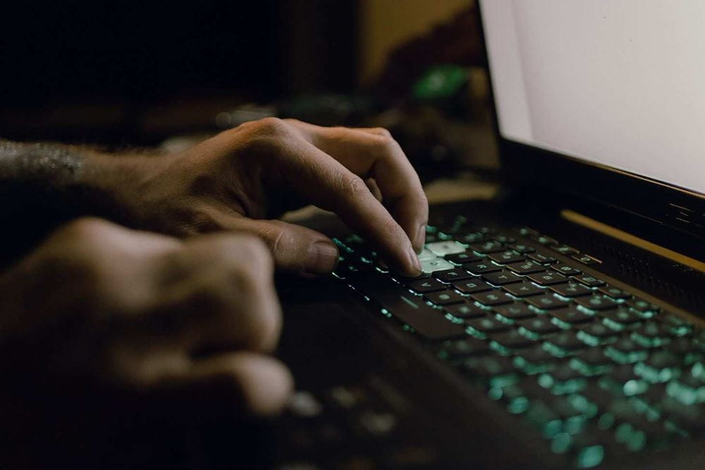 Eine Person tippt auf die Tastatur eines Laptops, Foto: IJM Deutschland