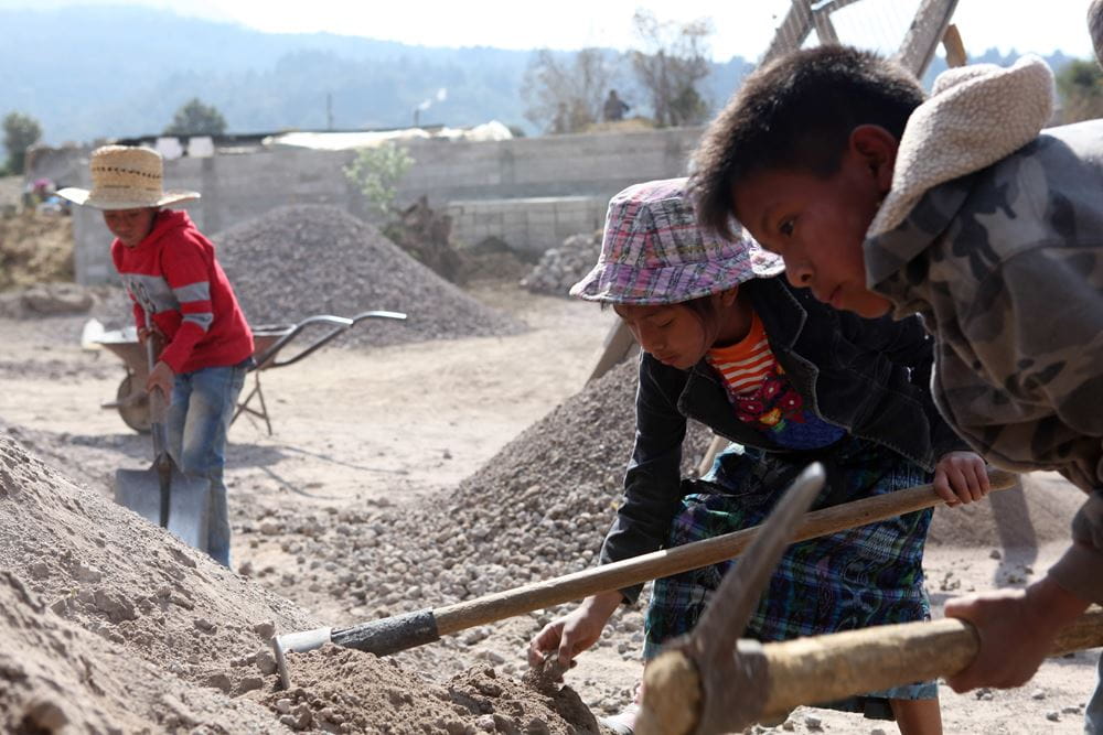 Guatemala Action!Kidz Reise 2018 - arbeitende Kinder in einem Steinbruch in Quetzaltenango (Quelle: Malte Pfau)