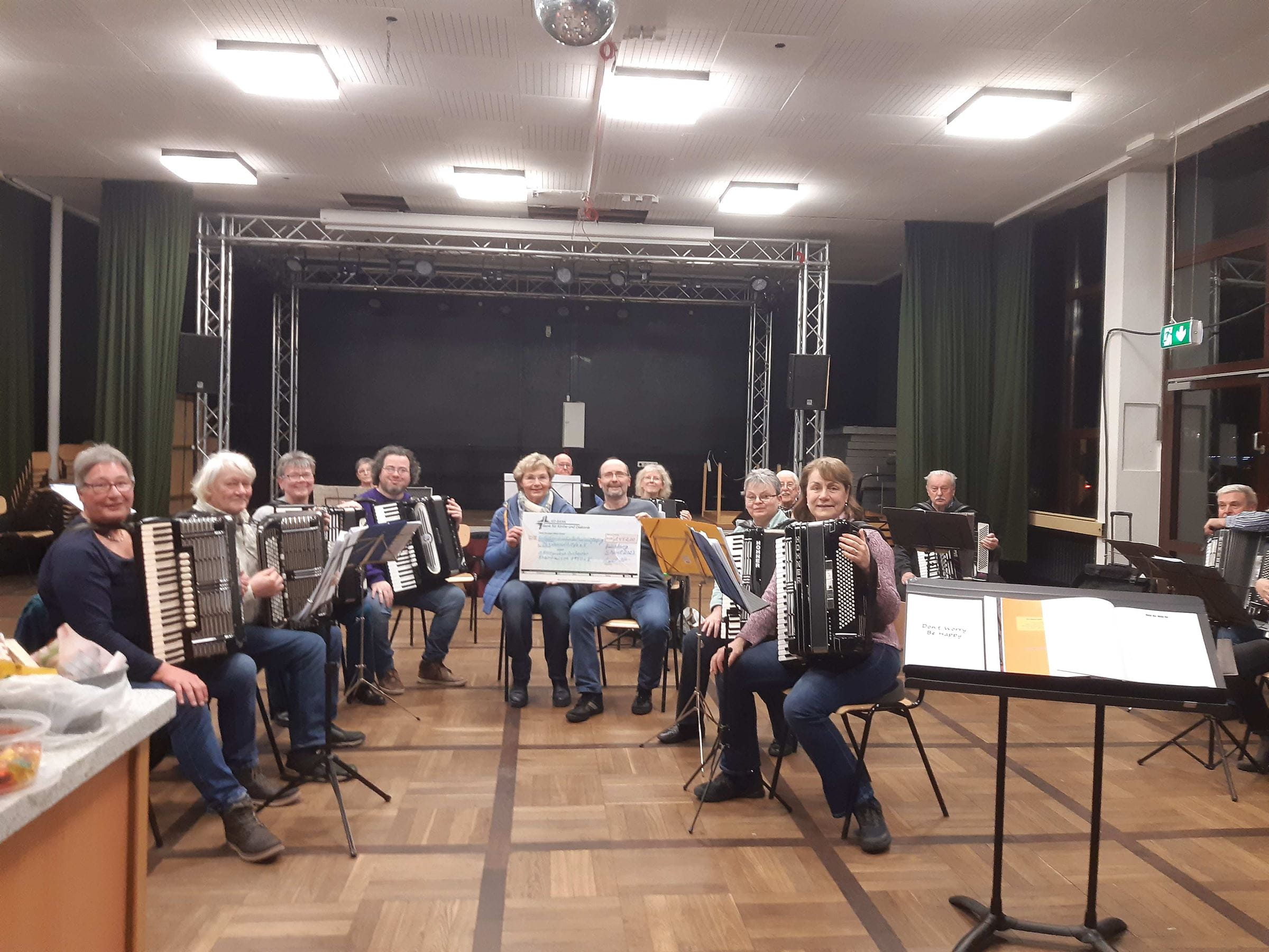 1. Akkordeon-Orchester Rheinhausen: Scheckübergabe mit Kindernothilfe-Mitarbeiterin Petra Kalkowski (Quelle: privat)