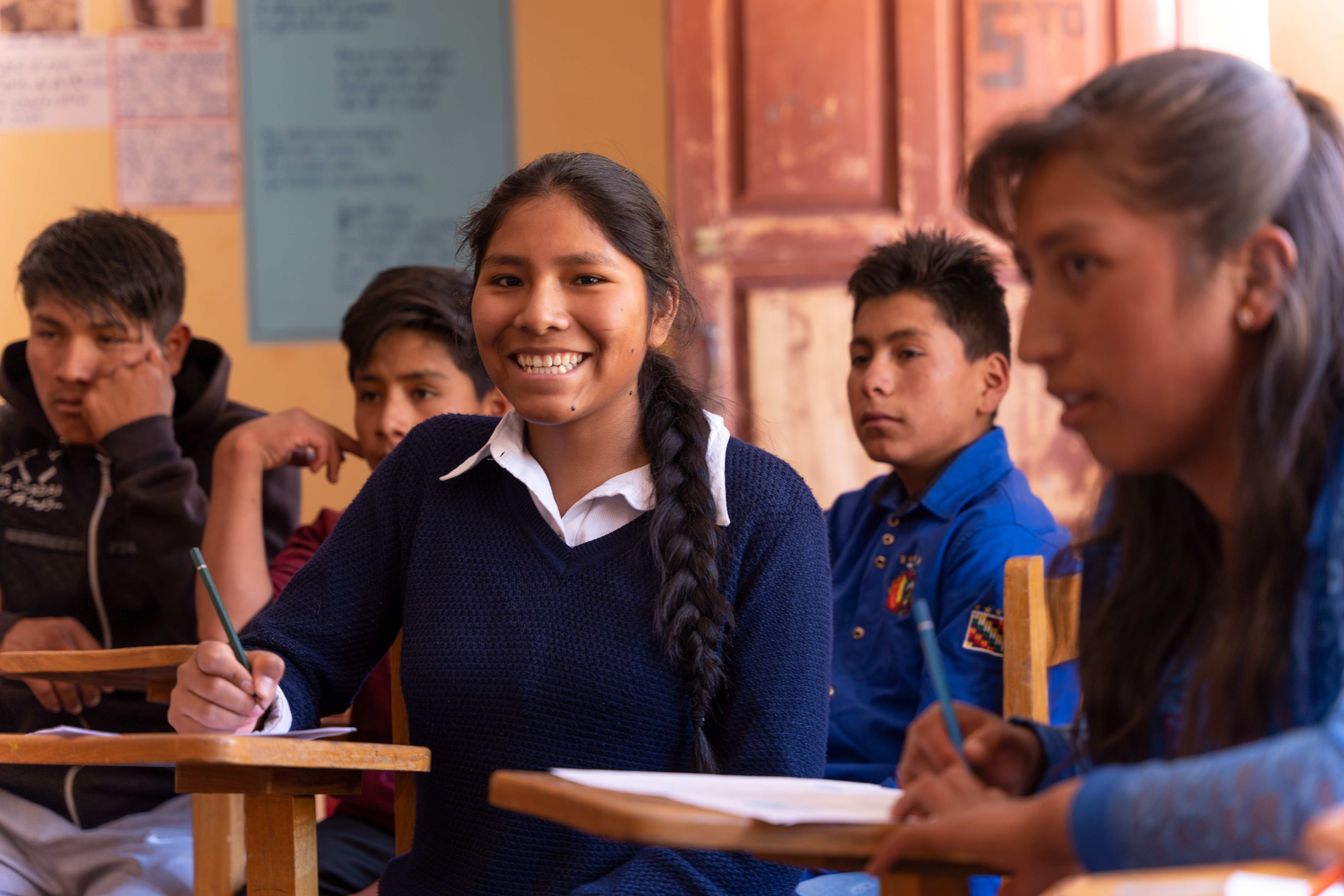 Jugendliche aus Bolivien sitzen in der Schule. (Quelle: Christian Nusch)