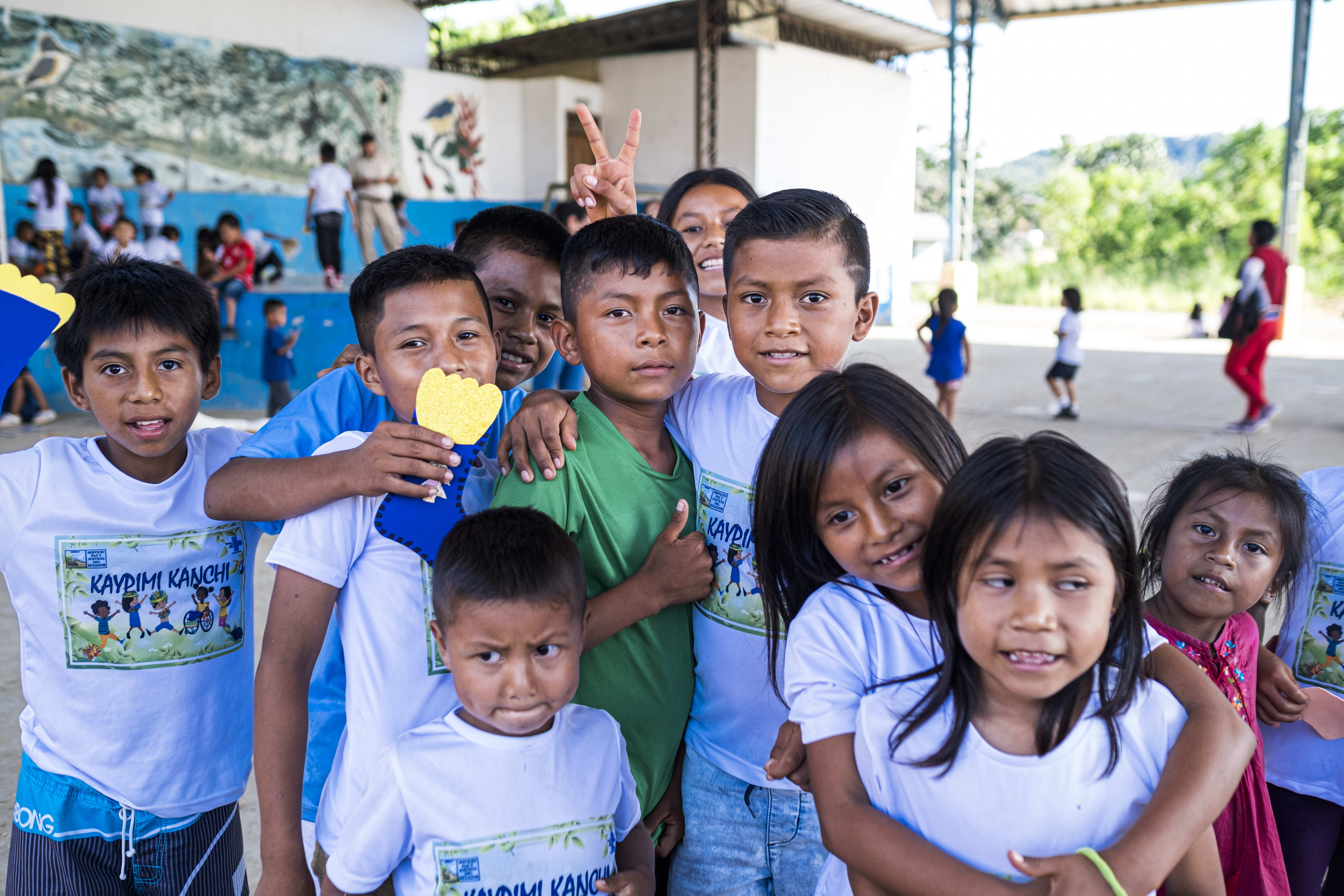 Eine Gruppe Kinder steht Arm in Arm. (Quelle: Martin Bondzio)