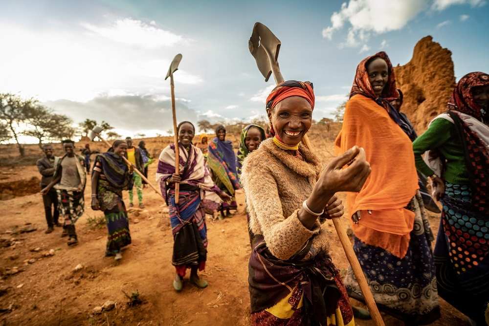 Eine Frauengruppe in Äthiopien geht mit Schaufeln zum Wasserloch, um es tiefer zu graben (Quelle: Jakob Studnar)