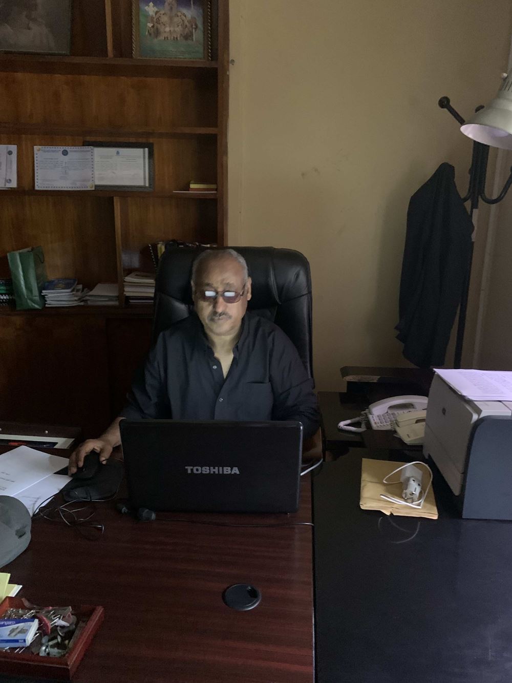 Das ehemalige Patenkind Haftu Woldu aus Äthiopien, hier in seinem heutigen Büro (Quelle: privat)