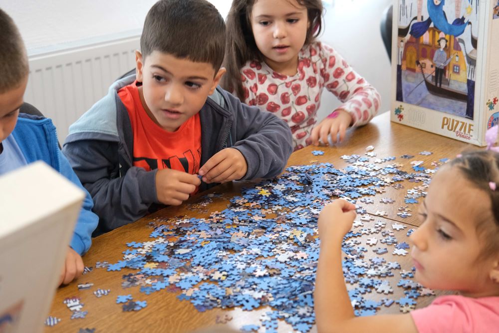 Geflüchtete Kinder aus der Ukraine machen ein Puzzle. (Quelle: Angelika Böhling) Geflüchtete Kinder aus der Ukraine machen ein Puzzle. (Quelle: Angelika Böhling)