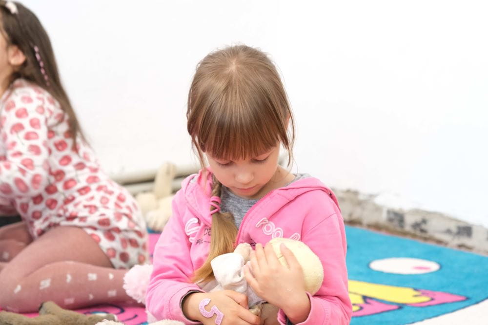 Ein Mädchen aus der Ukraine spielt mit einer Puppe. (Quelle: Angelika Böhling)