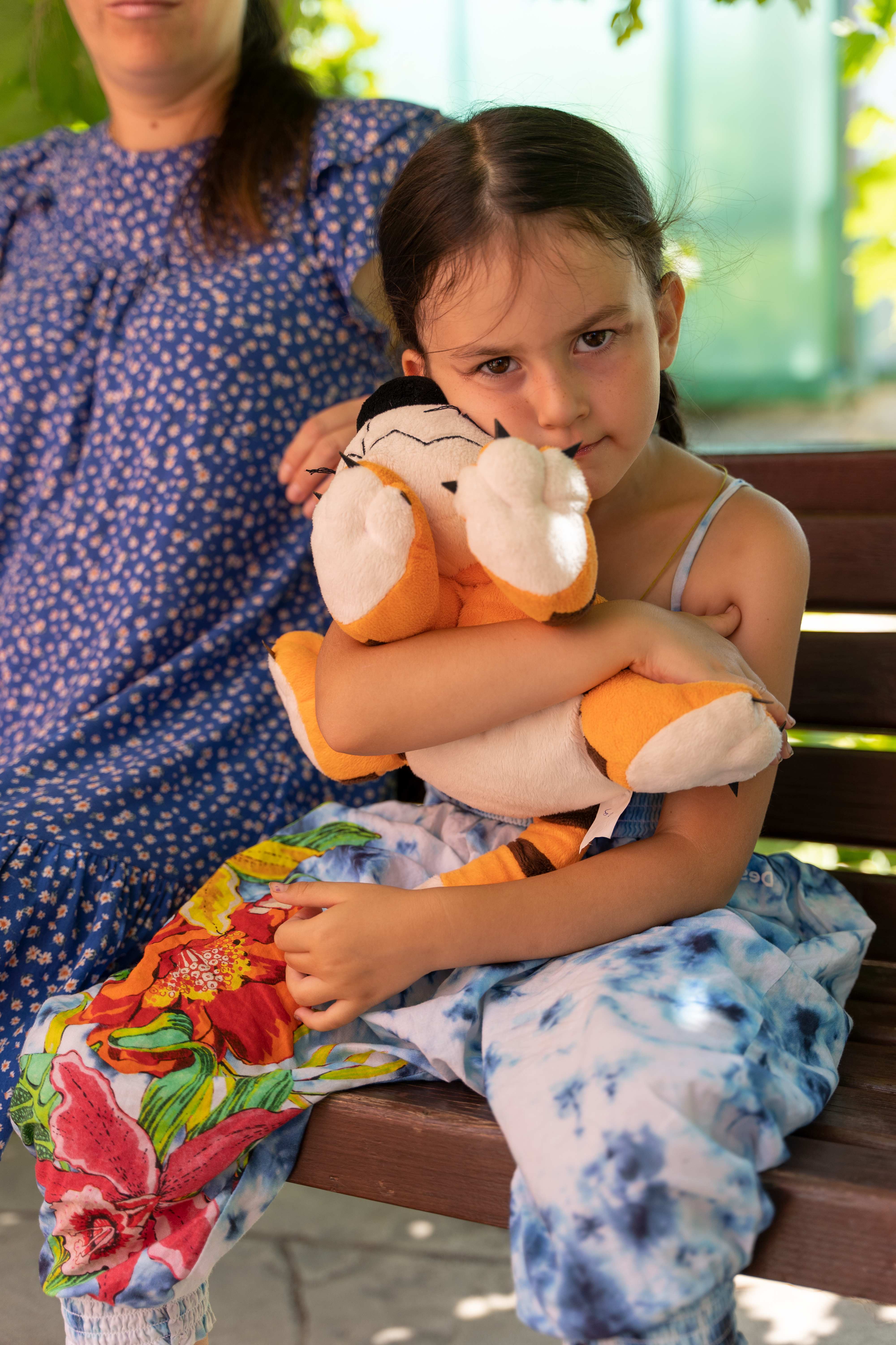 Ein Mädchen aus der Ukraine hält einen Teddybär im Arm. (Quelle: Christian Nusch)