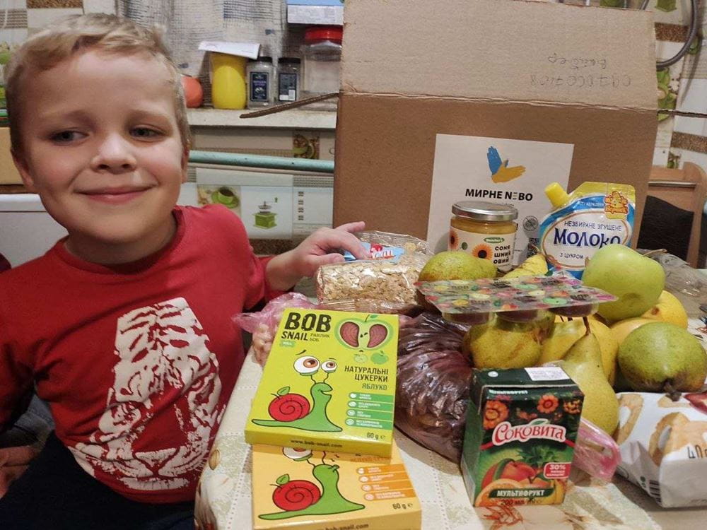 Ein Junge aus Charkiw mit einem Lebensmittelpaket. (Quelle: Myrne Nebo)) Ein Junge aus Charkiw mit einem Lebensmittelpaket. (Quelle: Myrne Nebo))