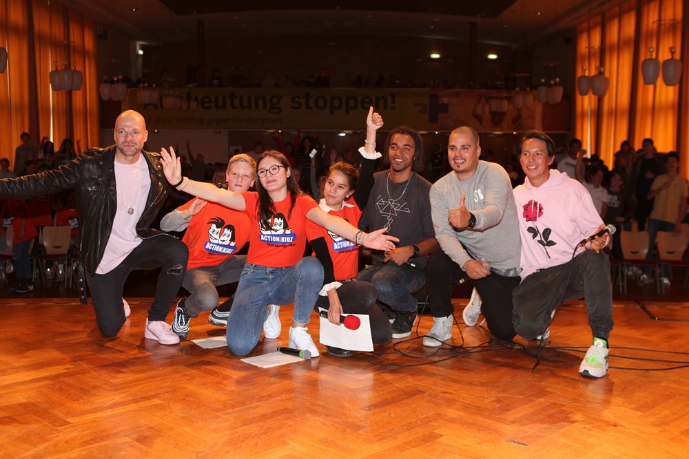 Die Kindernothilfe-Botschafter Culcha Candela mit Action!Kidz des Cecilien-Gymnasiums Düsseldorf (Quelle: Kindernothilfe)