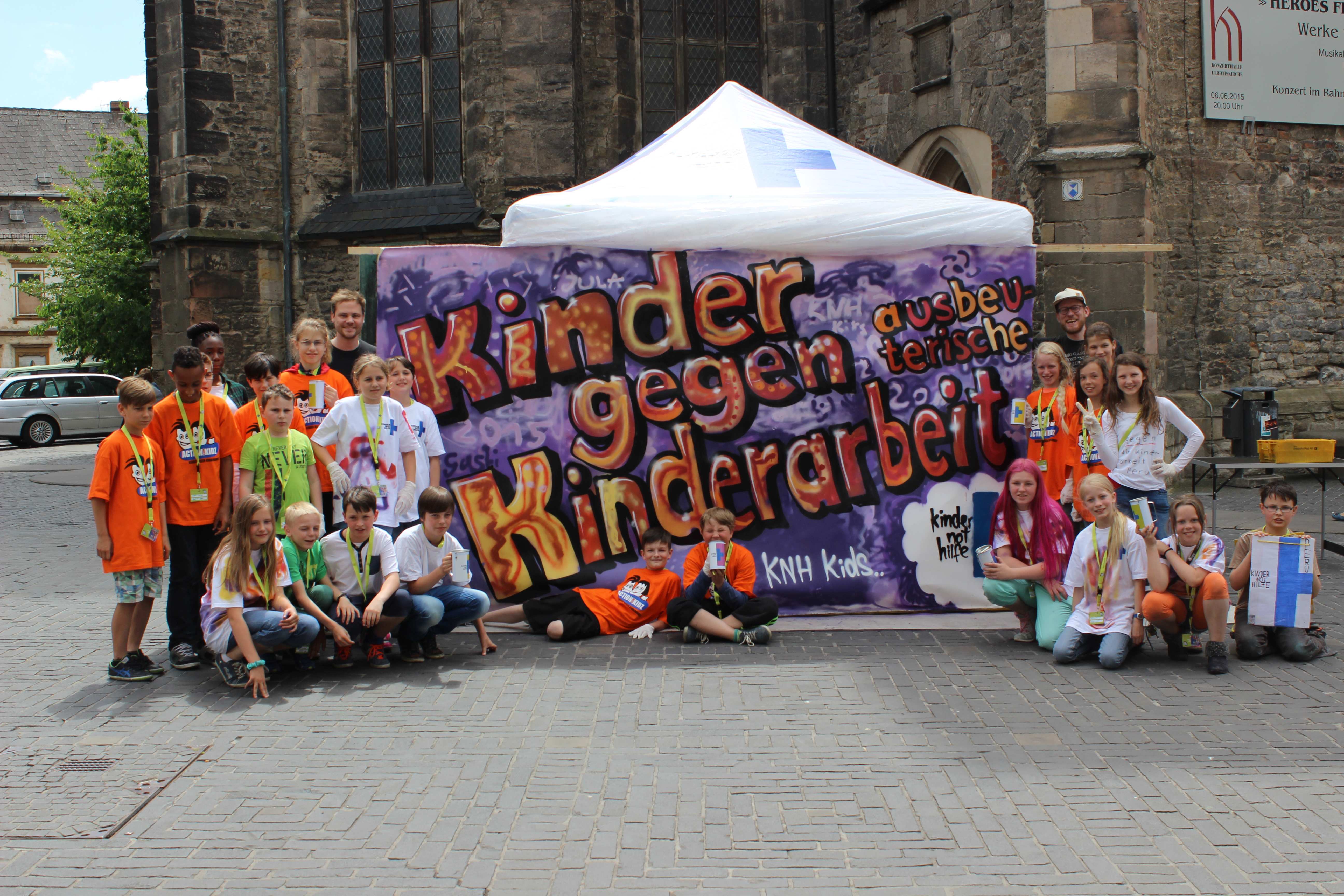 Action!Kidz in Halle/Saale - Action!Kidz sprühten zusammen mit Aleks van Sputto den Schriftzug Kinder gegen Kinderarbeit. Foto: Kindernothilfe